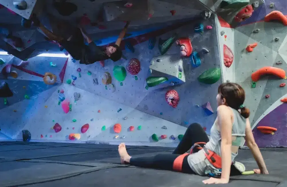 Escalade en bloc en intérieur