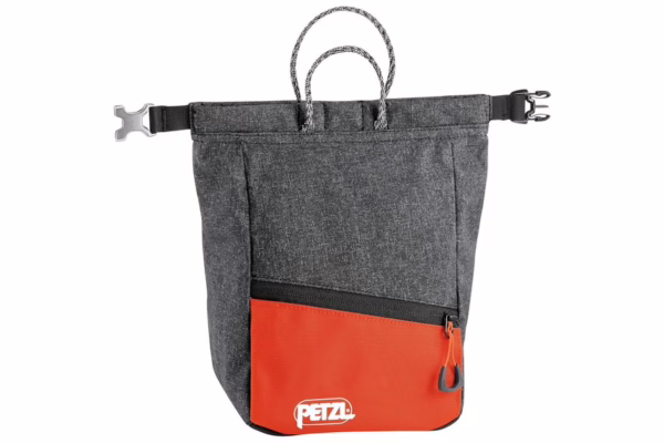 Le sac à magnésie Sakab de PETZL : l&rsquo;allié stable et pratique du grimpeur ⛰️
